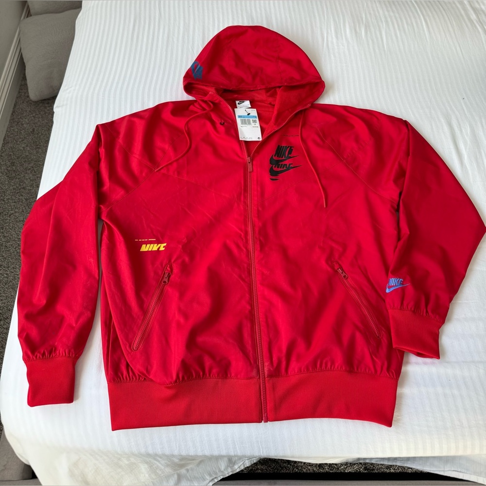 Nike- Men’s sportswear woven windrunner jacket